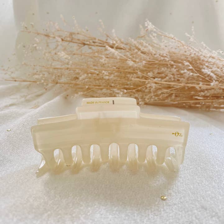 Fermaglio per capelli opalino beige traslucido per la vendita all'ingrosso da parte di Ozaelle