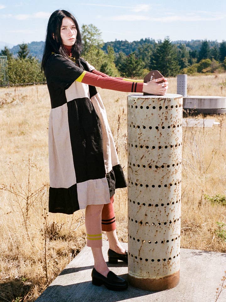 O vestido Billie em preto e creme por atacado de Ersa Fibers