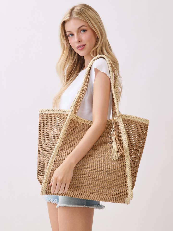 Sac cabas en paille tissée bicolore avec pompon pour la vente par Hana