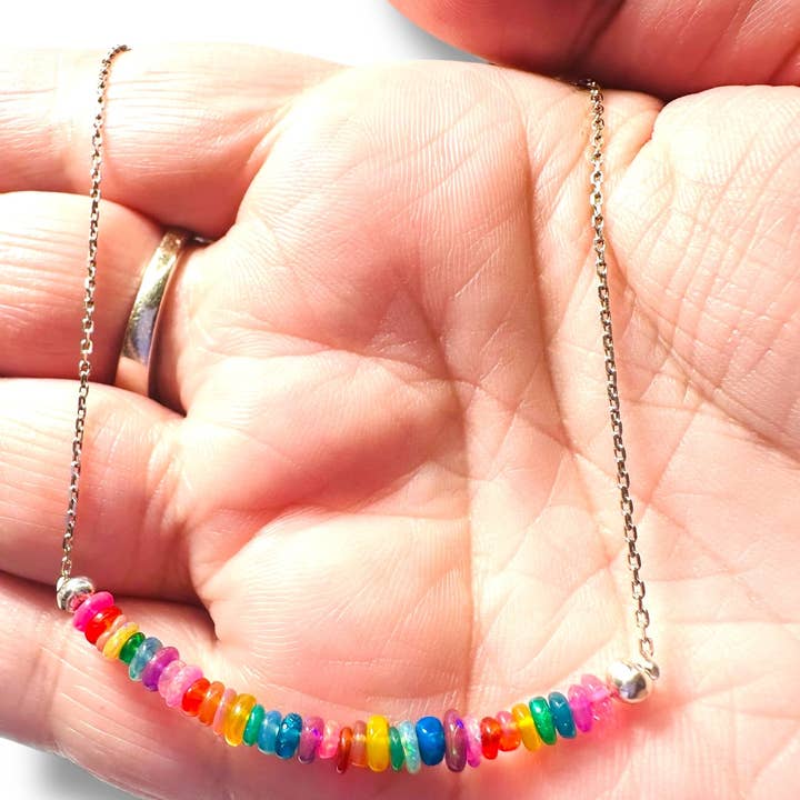 Collier en opale coloré / Pierre de naissance d'octobre pour la vente par Janine’s Jewelry Design