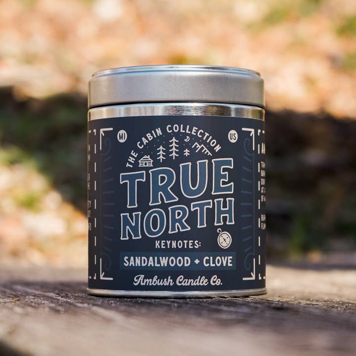 Ambush Candle Co. - Vendita all'ingrosso Candele da viaggio - True North | Candela di soia in legno di sandalo + chiodi di garofano da 14 once0