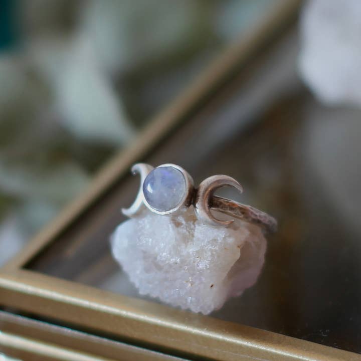 Anello con fasi lunari in argento e pietra di luna, regolabile per la vendita all'ingrosso da parte di MusaLuna