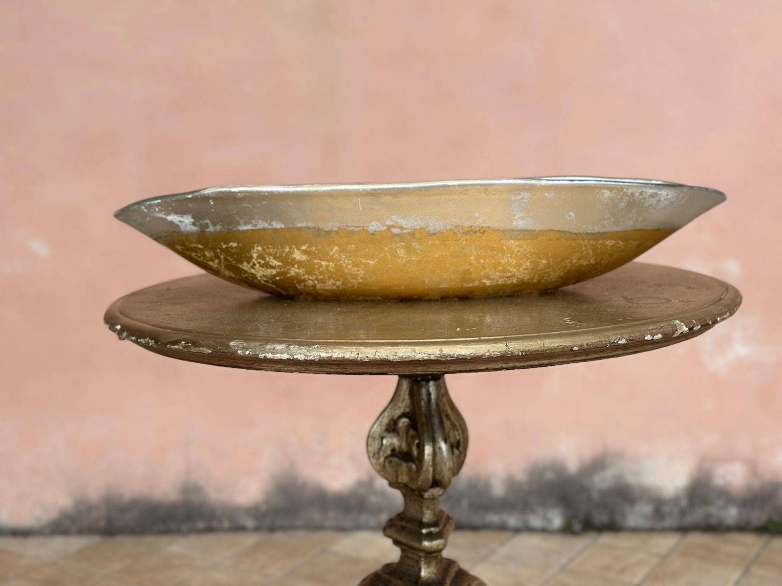 Saved Materials – Großhandel Beistelltisch – Neo-Kitsch Barock Beistelltisch – Dekoratives Podest mit vergoldeter Patina-Oberfläche5