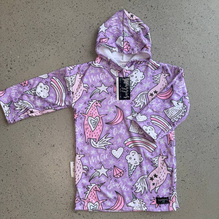 TOALHA COM CAPUZ MAGIA DE UNICÓRNIO por atacado de Daycare Swaggies