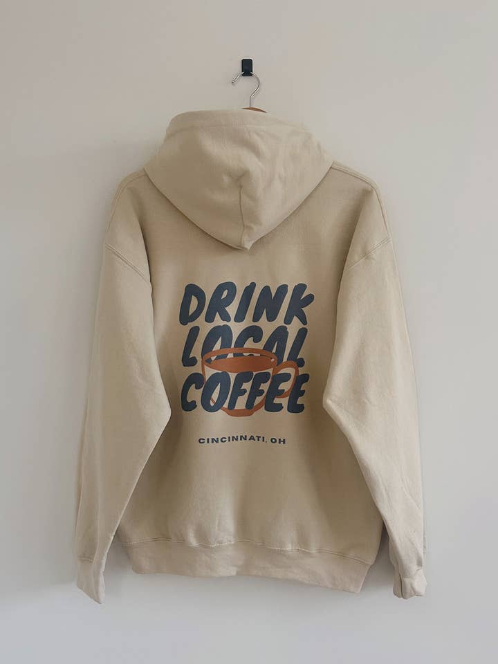 Sweat à capuche Café Local - Sable (Lourd) pour la vente par Relic96