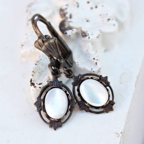 Petites boucles d'oreilles en nacre style vintage pour la vente par Circa 1890