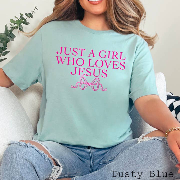 Kristen Grafisk T-shirt | Kristen Klädsel | Bella Canvas för wholesale av Shoppe SHC