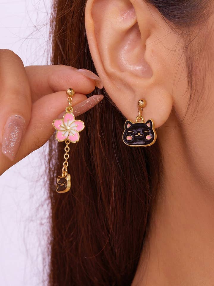 CWAJE05816_BOUCLES D'OREILLES ASYMÉTRIQUES ÉTOILE FLEUR EN ÉMAIL CAT pour la vente par NINEXIS