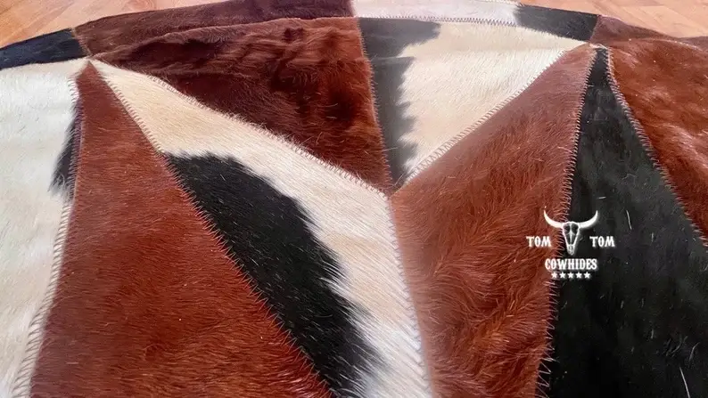 TOM TOM COWHIDES – wholesale Matta – Rund matta i patchwork av kohud med stjärnmönster i läder, 40''4