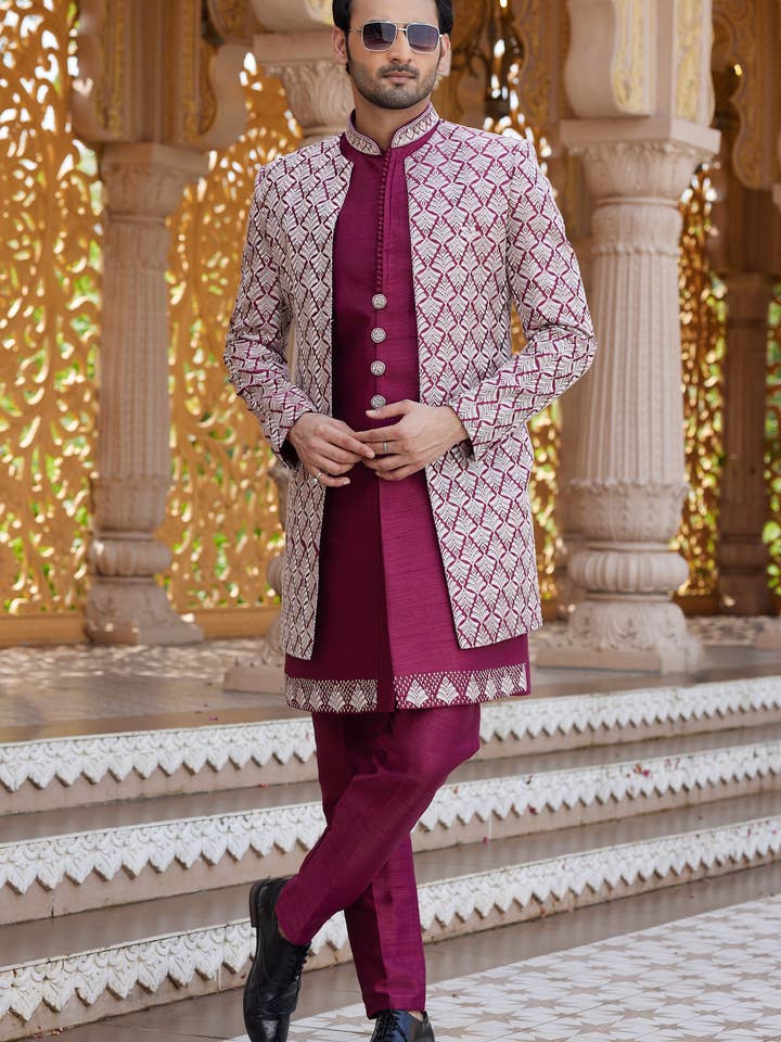 Vinrød kunstsilke indo-vestlig dragt lang kurta med jakke, bukser og dupatta til mænd til bryllup - trådbroderi arbejde for engroshandel hos HATKE BRIDE