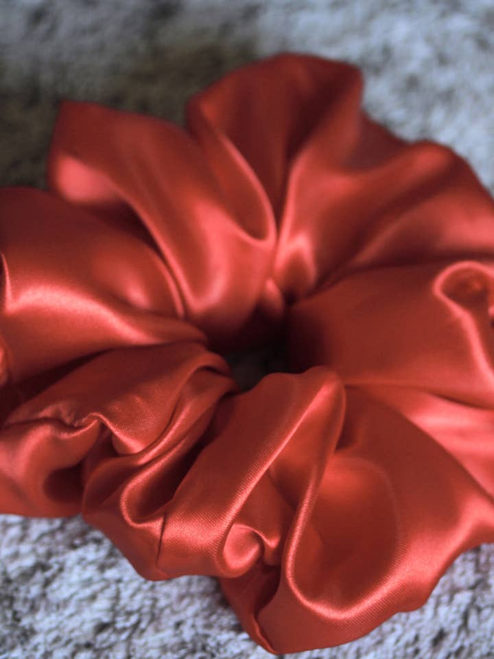 Scrunchie XXL in raso rosso brillante - RAYA per la vendita all'ingrosso da parte di Esmée AccessoriesNco