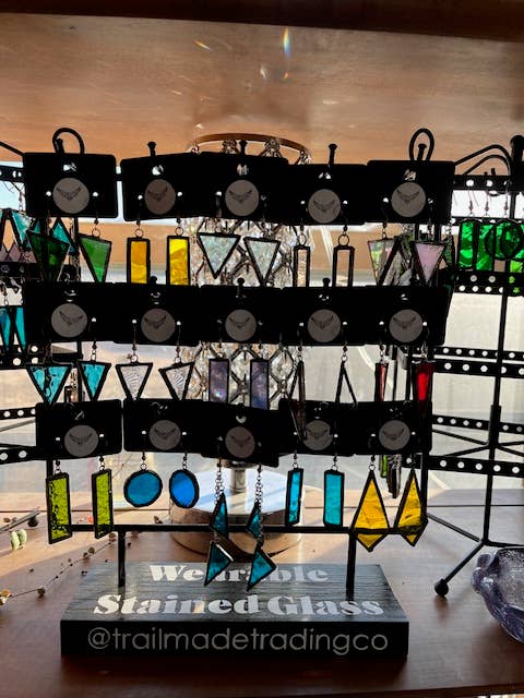 Vitrine für Ohrringe aus Buntglas mit Ohrringen für den Großhandel von Trailmade Trading Company