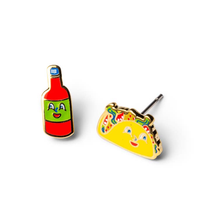 Orecchini con tacos e salsa piccante - Orecchini a bottone dorati Foodie Statement per la vendita all'ingrosso da parte di Yellow Owl Workshop