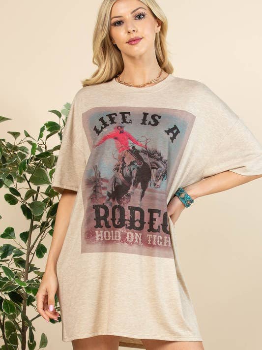 Kamel AV1202-TIANA LIFE IST EIN T-SHIRT-KLEID MIT RODEO-GRAFIK für den Großhandel auf Faire0
