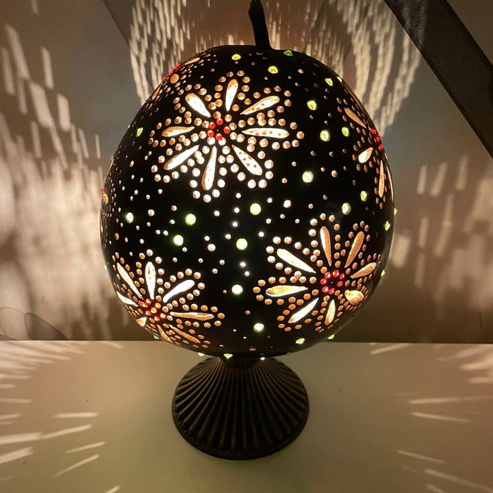 Lampe en gourde artisanale à thème floral pour la vente par madeathand.nl