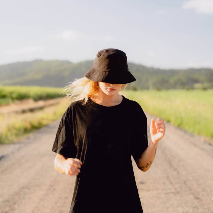 FBS x Reality – Recycelter Fischerhut Schwarz | Verstellbare Passform für den Großhandel von Fallen Broken Street