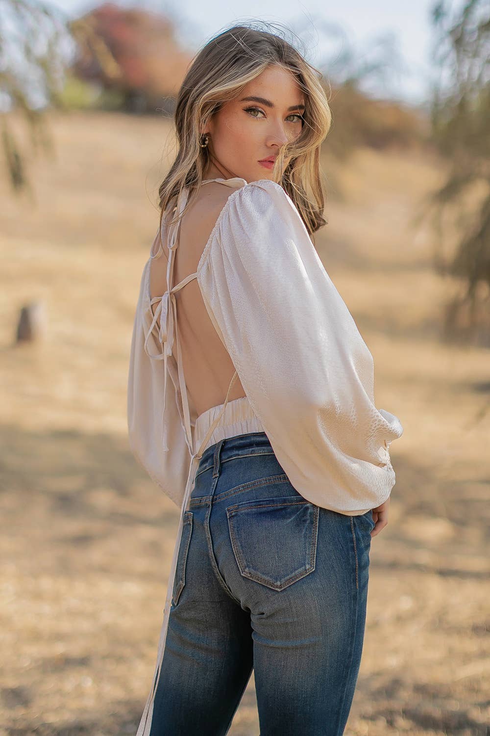 Strut & Bolt – Großhandel Bluse – Damen – Rückenfreie Jacquard-Satinbluse mit offenem Rücken2