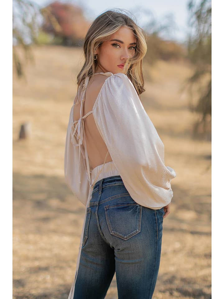 Strut & Bolt – Großhandel Bluse – Damen – Rückenfreie Jacquard-Satinbluse mit offenem Rücken2