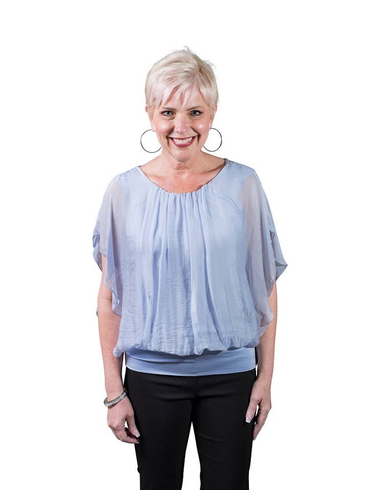TINA Stephens Italy/Tees By Tina – Engroshandel Bluse - Dame – Aurora Flutter Fly Sleeve Silke Top m/Band Bund (BSS202)44