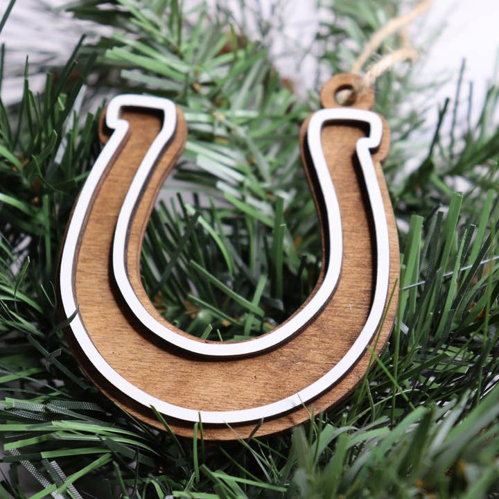 Ornamento natalizio in legno stratificato a ferro di cavallo per la vendita all'ingrosso da parte di The Trendy Traveler