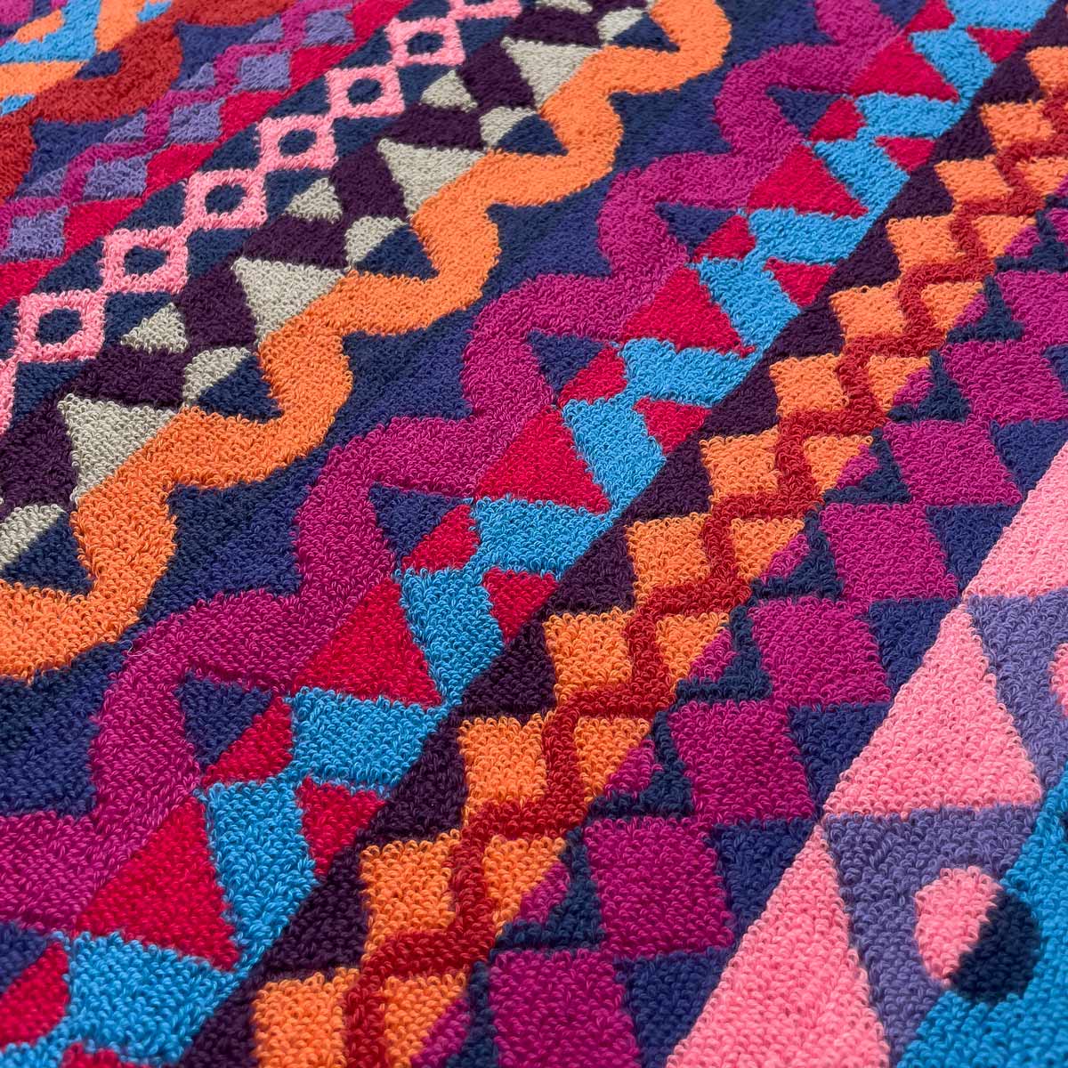 Margo Selby – Großhandel Badehandtuch – Baumwoll-Badetücher in Magenta, Orange und Marineblau | Morecambe 600 GSM2