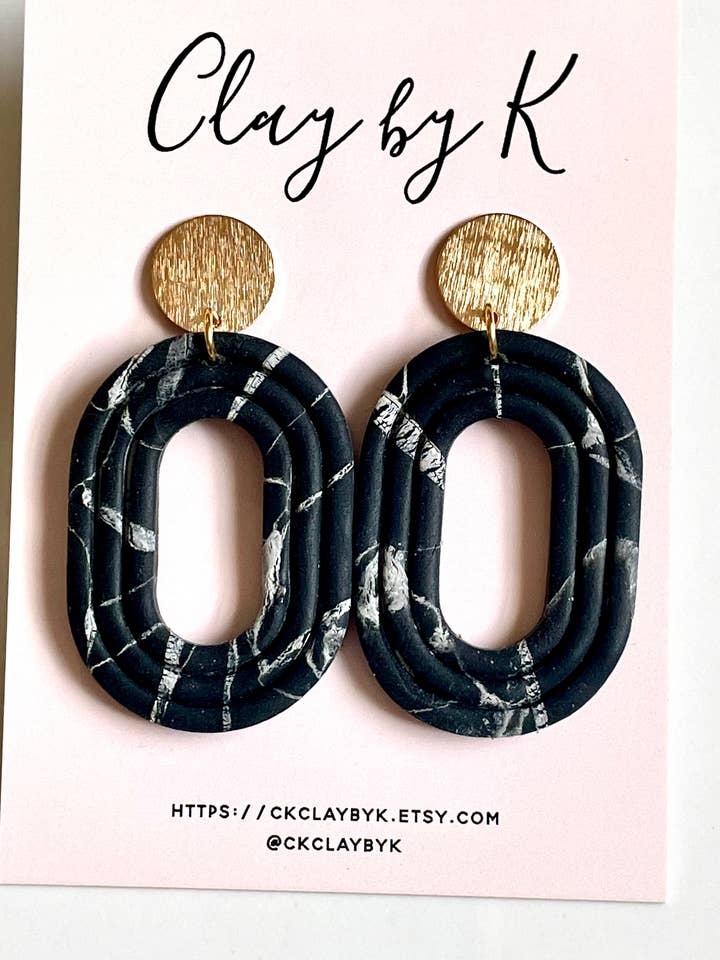 Boucles d'oreilles en argile marbrée noire et blanche pour la vente par Clay by K