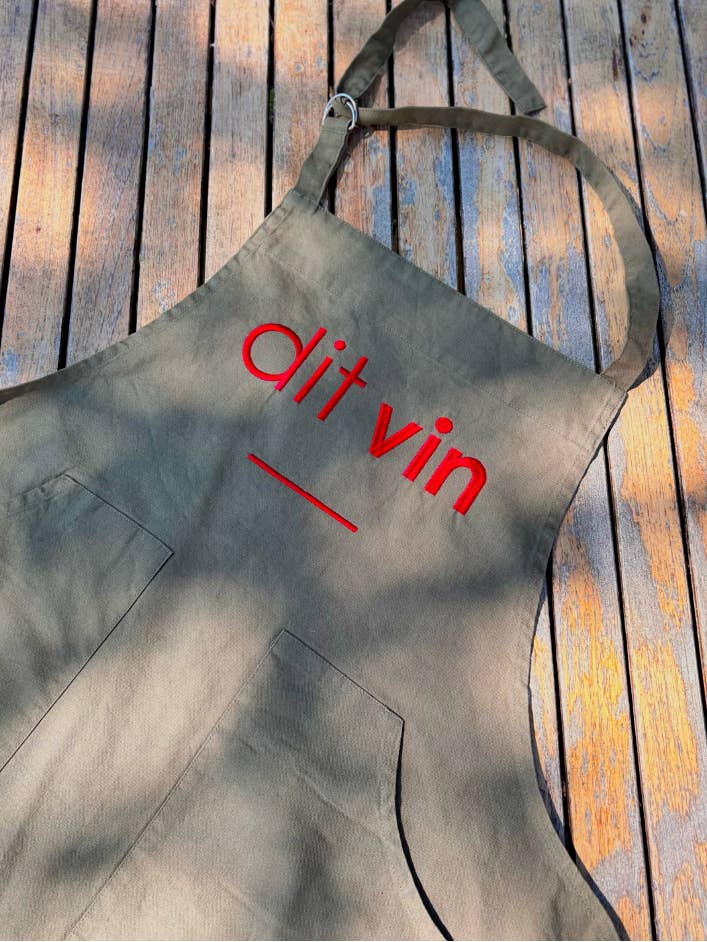 O AVENTAL CAQUI BORDADO "DIT VIN" por atacado de LES CHAHUTEES