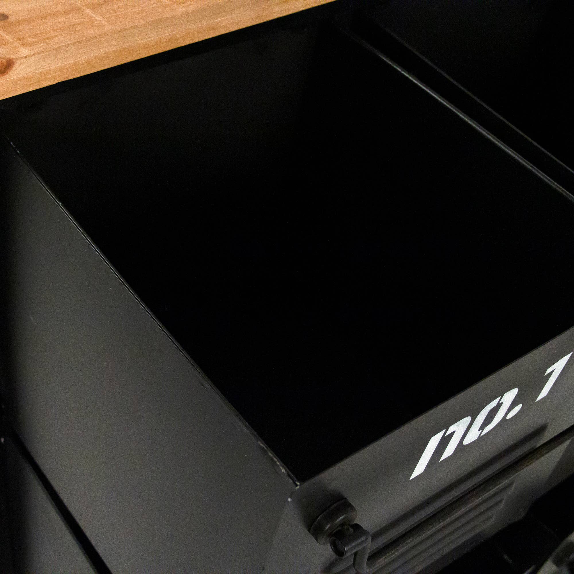 Nero Buffet vintage industriale mobile con sei cassetti numerati in vendita all'ingrosso su Faire3