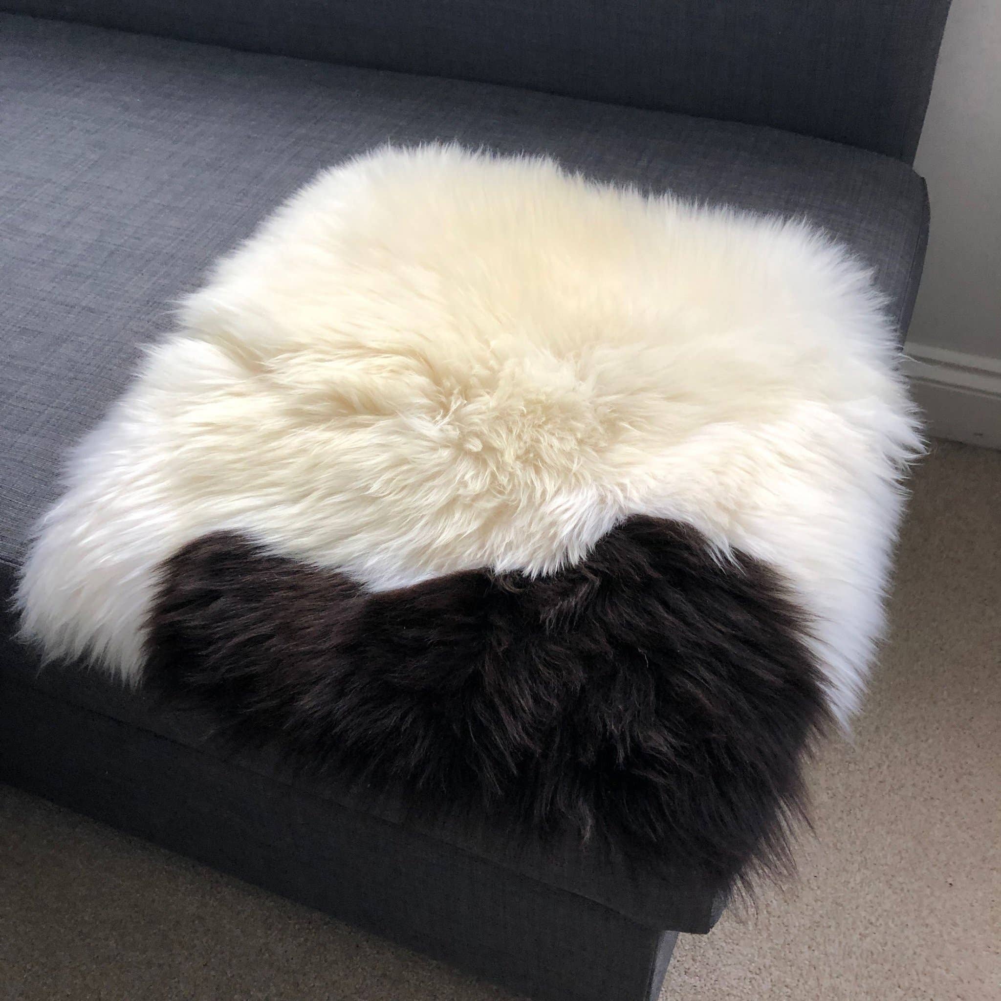 Wildash London – Großhandel Stuhlkissen – 100 % echtes Schaffell Sitzkissen, cremefarben mit dunkelbraunem Akzent5