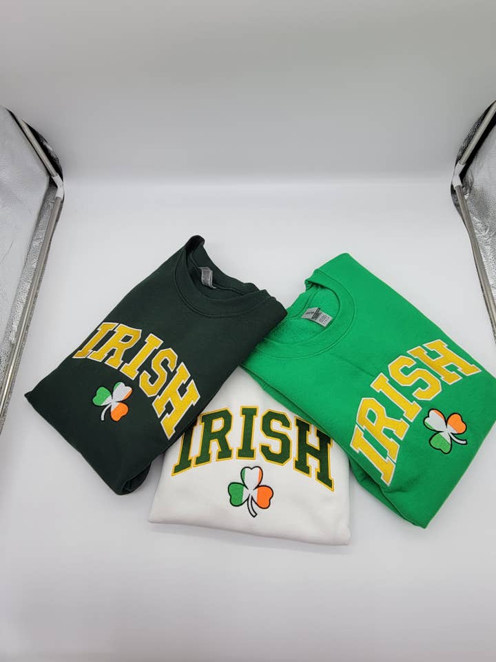 Irländsk tröja eller hoodie anpassad broderad IRISH Flag Clover, ny och förbättrad design Bra present till alla familjemedlemmar, irländsk skjorta för wholesale av PLom 614 Designs & Apparel
