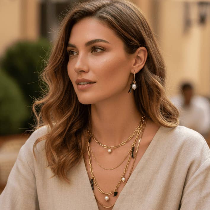 Parthenope myte halskæde i 18K guld stål med sorte charms og perle for engroshandel hos OE!