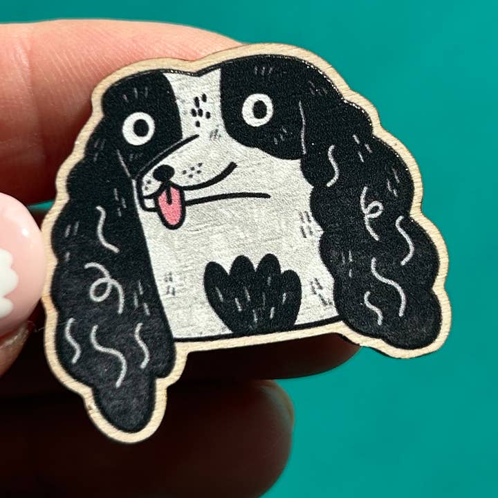 Épingle en bois illustrée de chien Cocker Spaniel noir et blanc pour la vente par Fernandes Makes