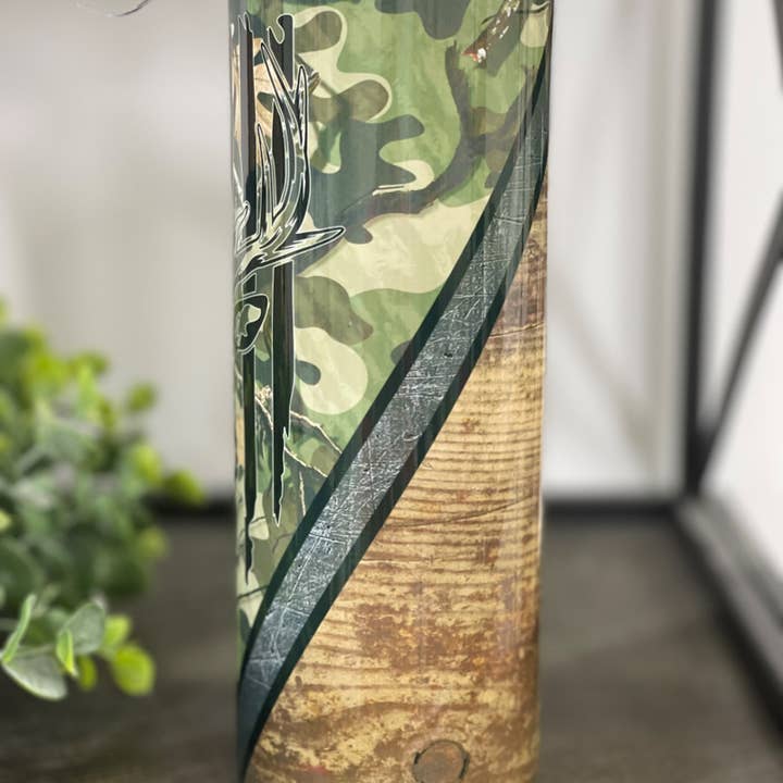CMD Wholesale - Vente Gourde/bouteille isotherme - Gobelet Skinny Camo & Wood Grain Deer Hunter de 20 oz3