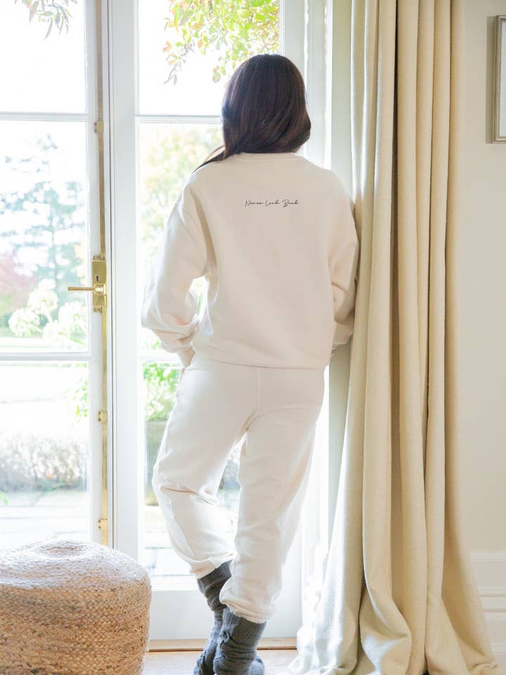 „Never Look Back“ Hyggelig Tung Sweater med rund hals for engroshandel hos Om & Ah