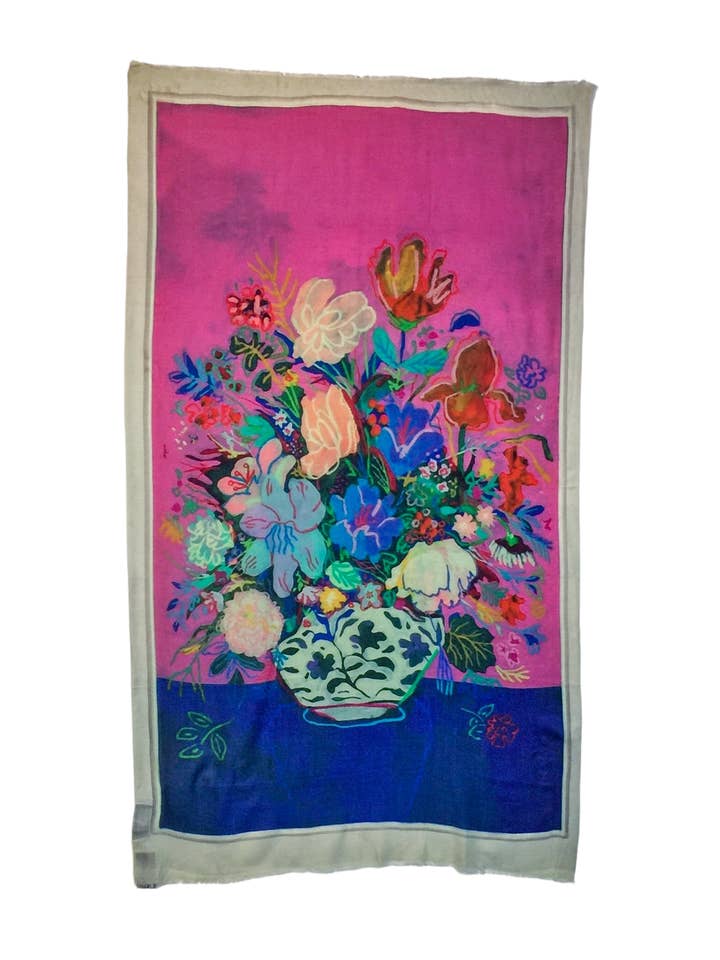 Écharpe en laine, soie et fleurs d'Otra Cosa dans un vase sur peinture rose pour la vente par OTRACOSA