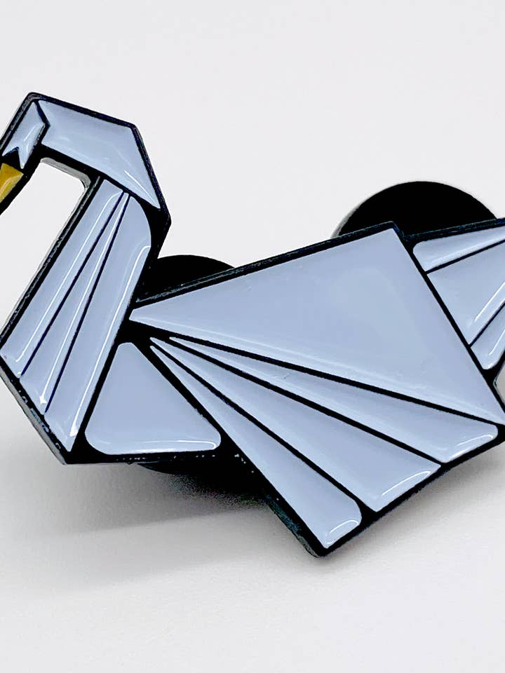 Épinglette en émail - Cygne origami pour la vente par The Red Swan Shop