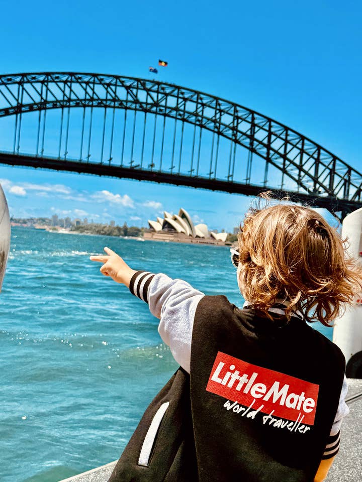 LITTLE MATE WORLD TRAVELLER - Giacca universitaria per bambini per la vendita all'ingrosso da parte di Little Mate Adventures