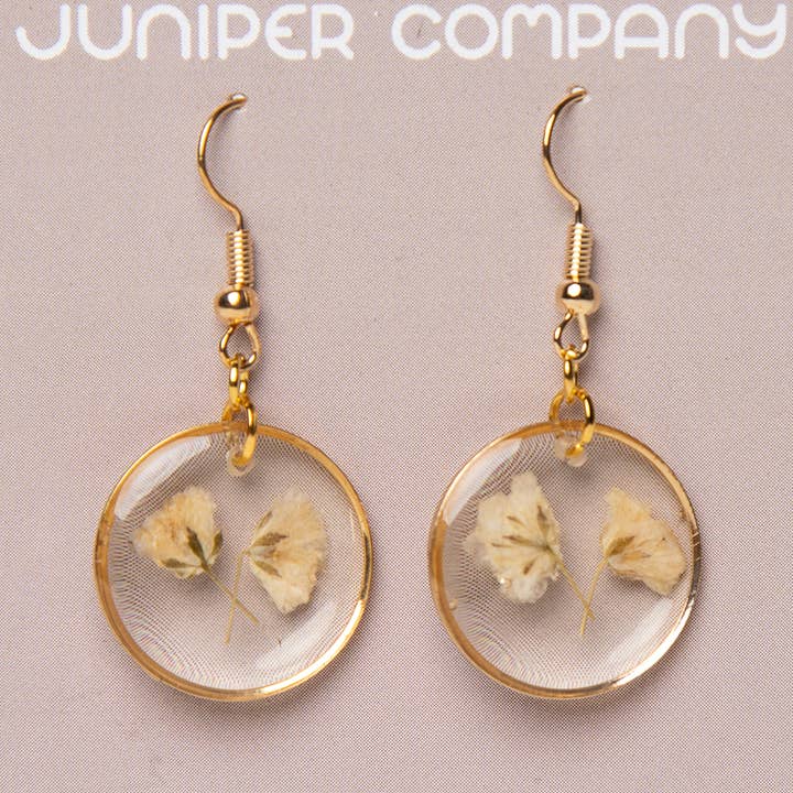 Petites boucles d'oreilles doubles blanches en forme de fleur pressée pour la vente par Juniper Company