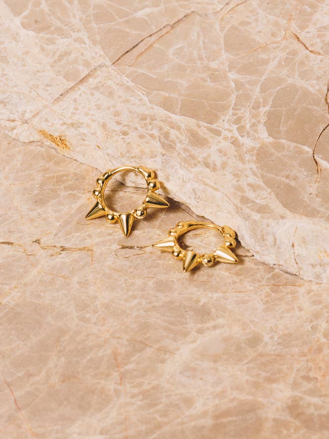 Jazmin Huggie Hoops | Banhado a ouro 18k sobre prata .925 por atacado de Janna Conner