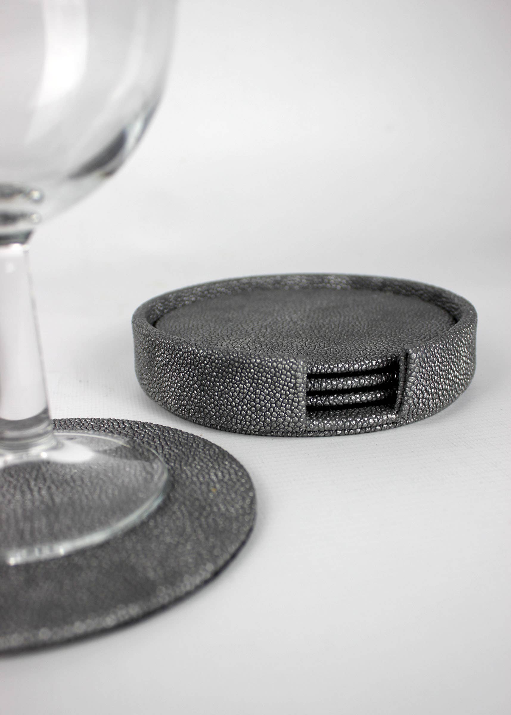 Signature Home Collection GmbH – wholesale Coasters – Round glass coasters set of 4 with box synthetic leather rays grey0