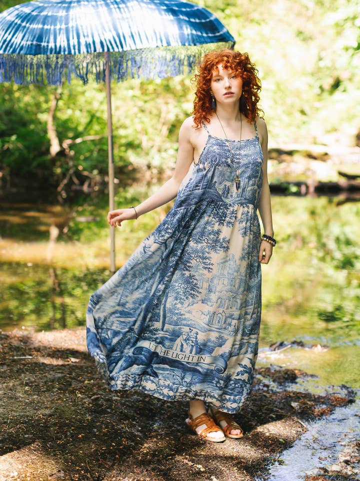 Lascia entrare la luce Bohéme Long Maxi Slip Dress con stampa Delft per la vendita all'ingrosso da parte di Market of Stars (Worldwide)