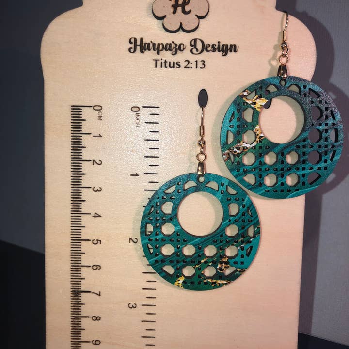 Rotting stil Jade grön och guld virvel runda örhängen för wholesale av Harpazo Design