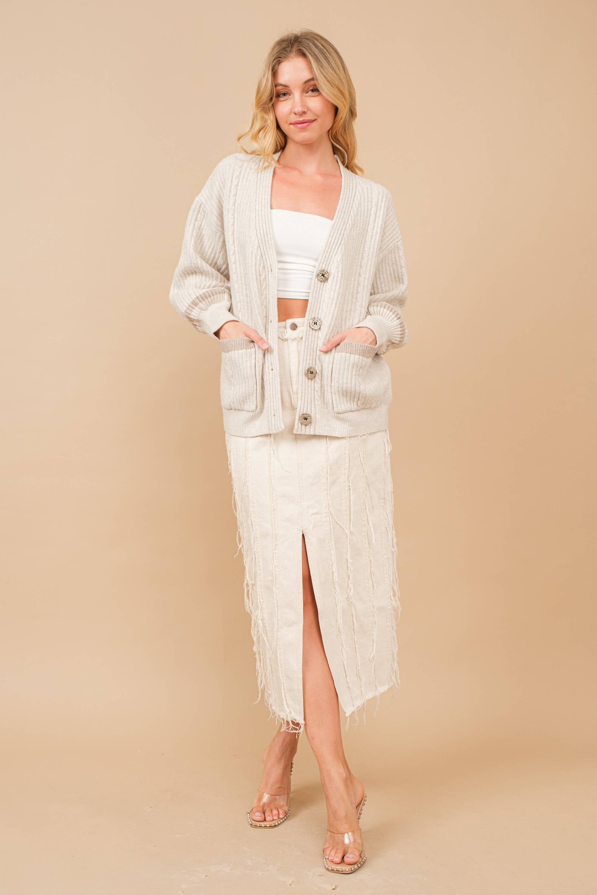 HAVRE 80231W - Kabelstickad tröja med knappar och detaljer för wholesale på Faire4