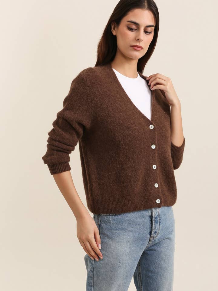 NAÏS PARIS - Wholesale Cardigan - Women's - SUPER FINE ALPACA SHORT BUTTON V-NECK CARDIGAN3