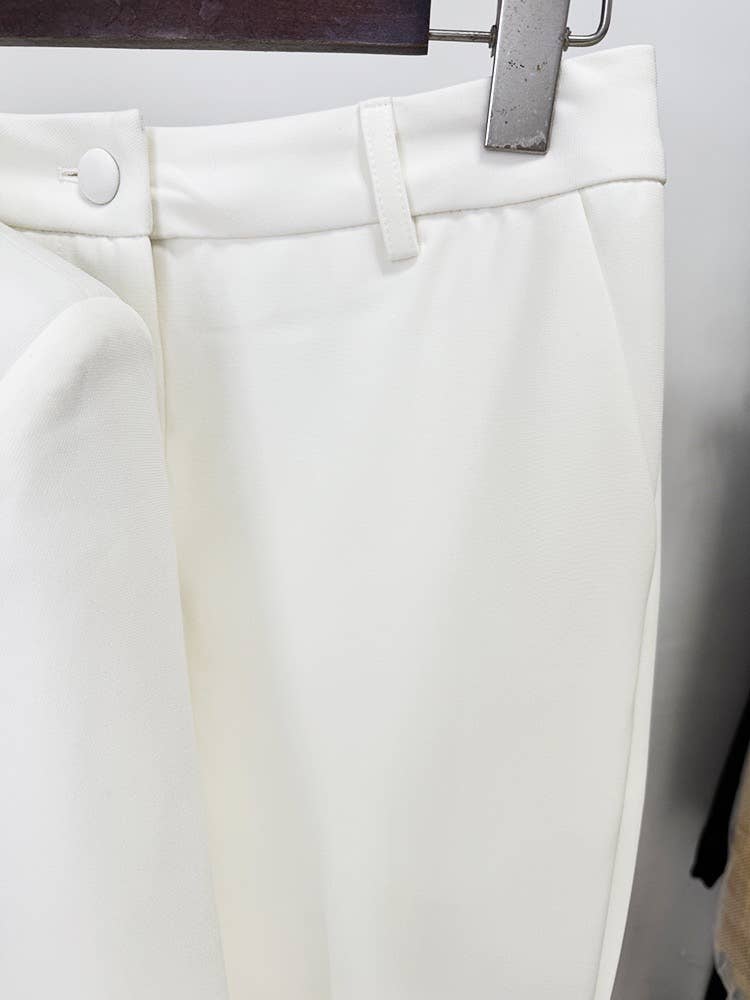 Branco Conjunto feminino Productseeker com jaqueta ajustada e calças flare vermelhas com babados para venda a revendedores na Faire5