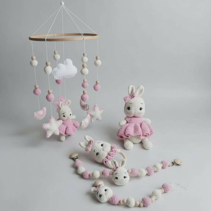 Conjunto de Presente de Coelho de Croché Feito à Mão em Vestido Cor-de-Rosa (5 peças) - Chupeta Personalizada, Clipe de Brinquedo para Carrinho, Móvel de Berçário, Brinquedo de Chocalho por atacado de Joy Gift London