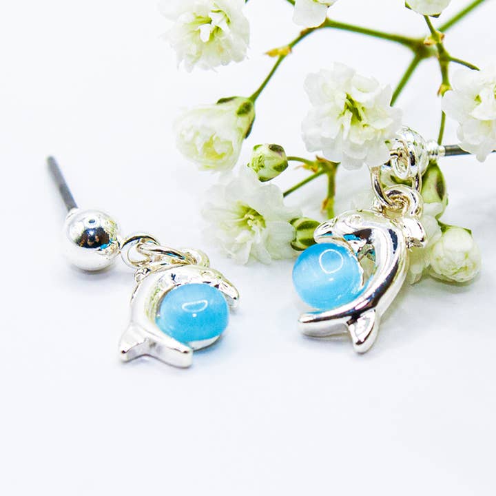 Orecchini a goccia con delfino blu per la vendita all'ingrosso da parte di EarSense Earrings