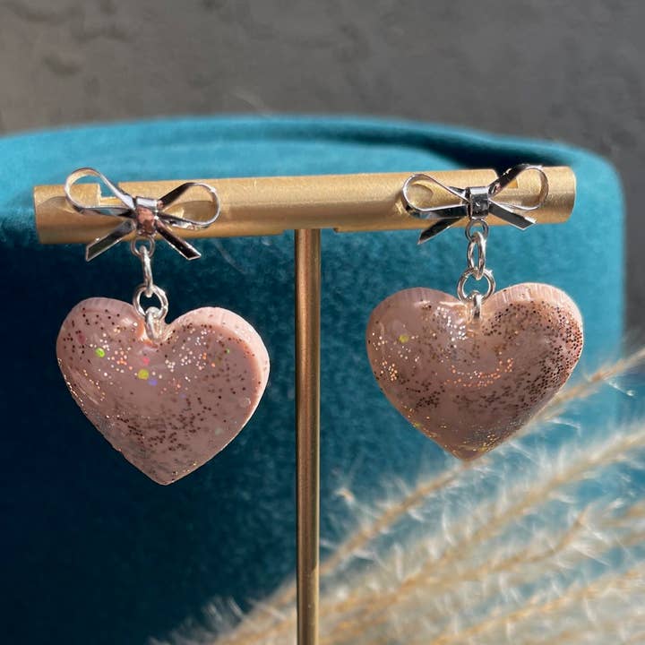 Rosa puffigt glittrigt hjärta med rosett dinglande örhänge för wholesale av All GlitterAll Day
