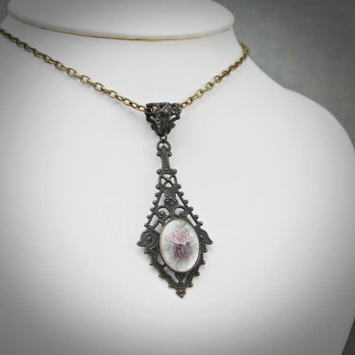 Collier caméo en filigrane à fleurs givrées pour la vente par Circa 1890