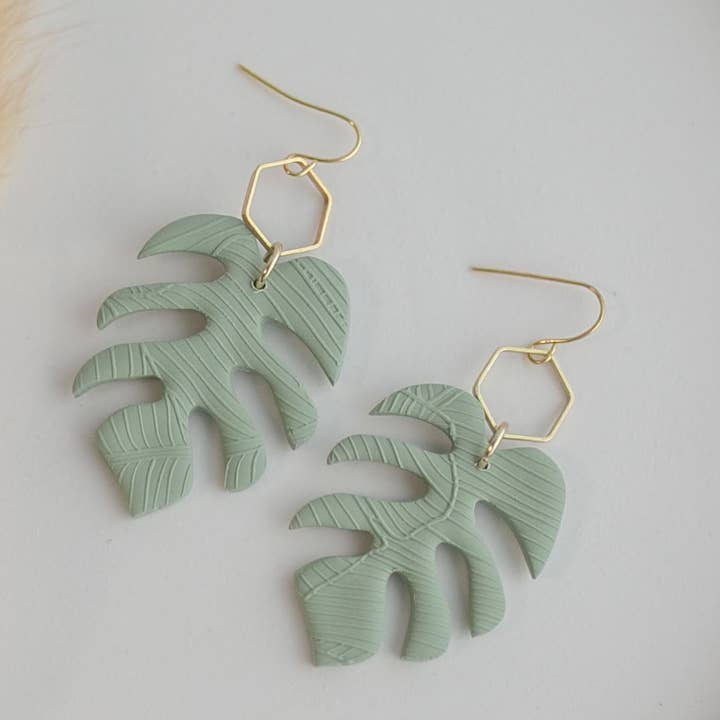 Ohrring aus Ton | monstera dangles in Salbeigrün | Frühlingskollektion für den Großhandel von Hazel n Blue